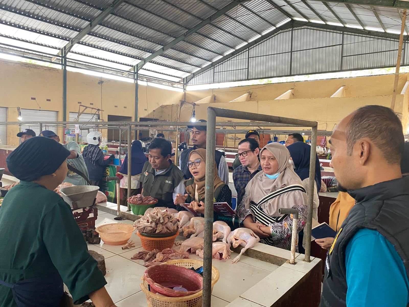 Tim Gabungan Pantau Harga Sembako di Pasar Tradisional Kota Kulon Polres Bondowoso Pastikan Pasokan