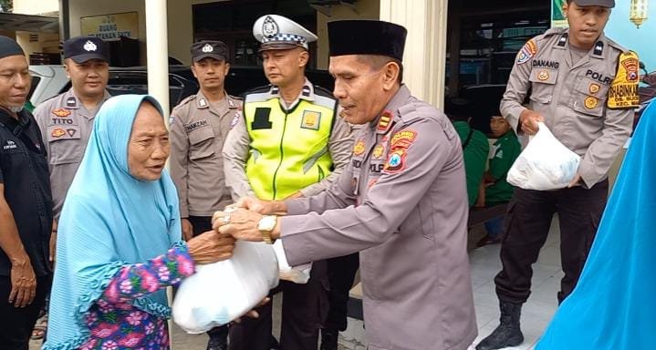 Polsek Maesan Bagikan Ratusan Sembako Untuk Dhuafa & Takjil Gratis