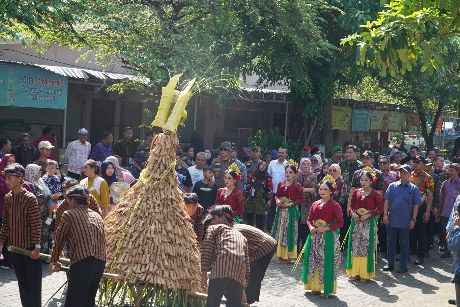15 Menit, Ribuan Kupat Lepet Ludes Diserbu Warga, Puncak Pesta Lomban 2026 di Pantai Kartini  Meriah