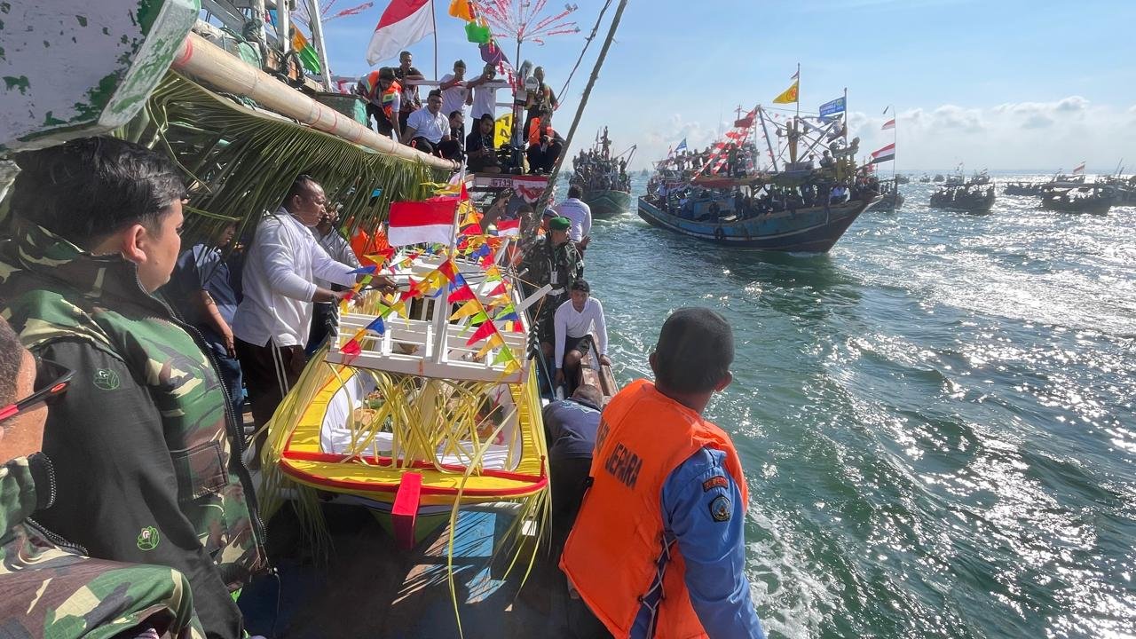 Bule Jerman Hingga Awak Kapal Perang Menjangan Ikut Meriahkan Larung Kepala Kerbau Lomban Syawalan J