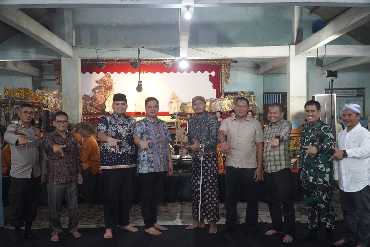 Wahyu Sandang Pangan Hidupkan Malam Lomban Syawalan, Bupati: Tahun Depan Kondisi TPI Ujungbatu Lebih