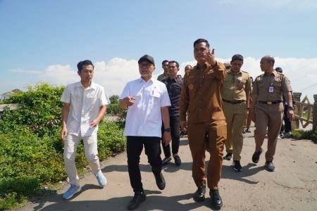 Tinjau Jembatan Penghubung Demak  Jepa
