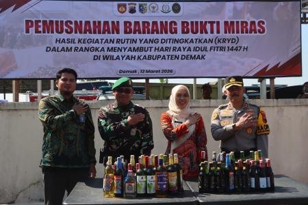 Polres Demak Musnahkan 3832 Botol Mira