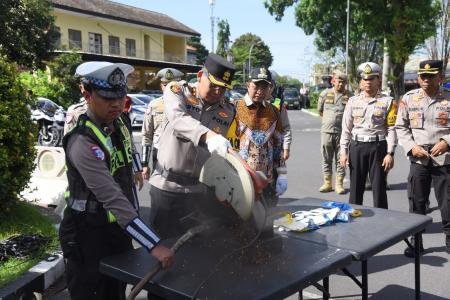 Polres Bondowoso Musnahkan Ribuan Miras dan Puluhan Knalpot Brong