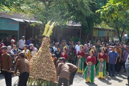 15 Menit Ribuan Kupat Lepet Ludes Diserbu Warga Puncak Pesta Lomban 20