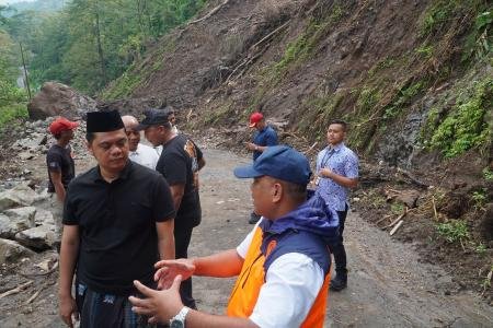 Tinjau Longsor Tempur Pembukaa