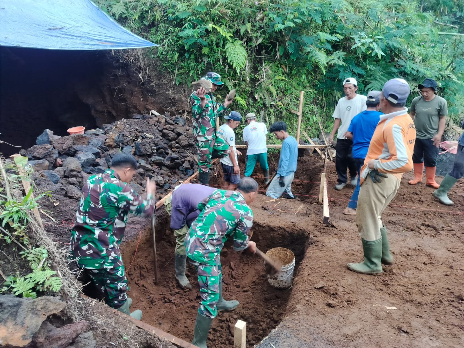 Perkuat Akses dan Konektivitas Desa, TNI dan Warga Bangun Pondasi Jembatan Garuda di Purbalingga