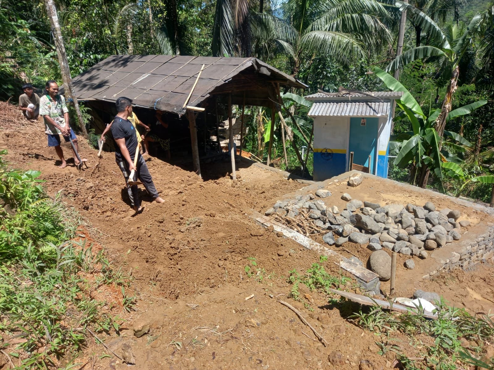 Jelang TMMD, Gotong Royong Warga Krangean Awali Renovasi Rumah Rumiah