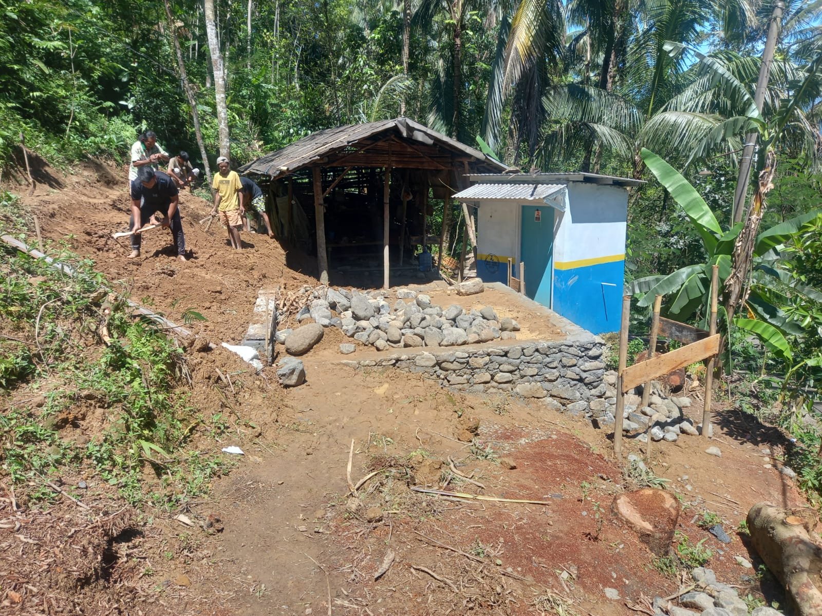 Jelang TMMD, Gotong Royong Warga Krangean Awali Renovasi Rumah Rumiah