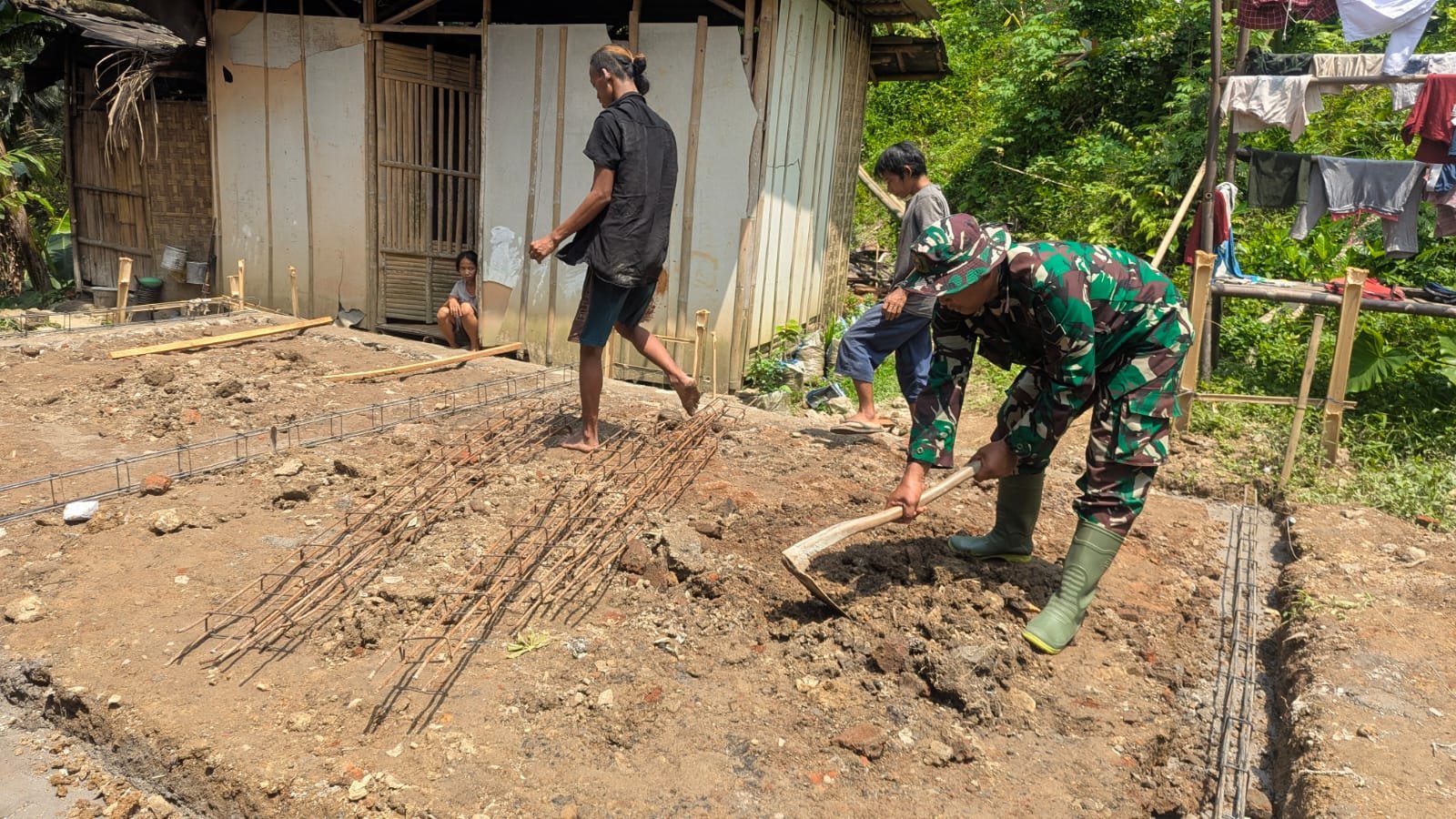 Peran Nyata TNI di Lapangan, Gotong Royong Bongkar RTLH Awali Persiapan TMMD ke- 128 di Krangean