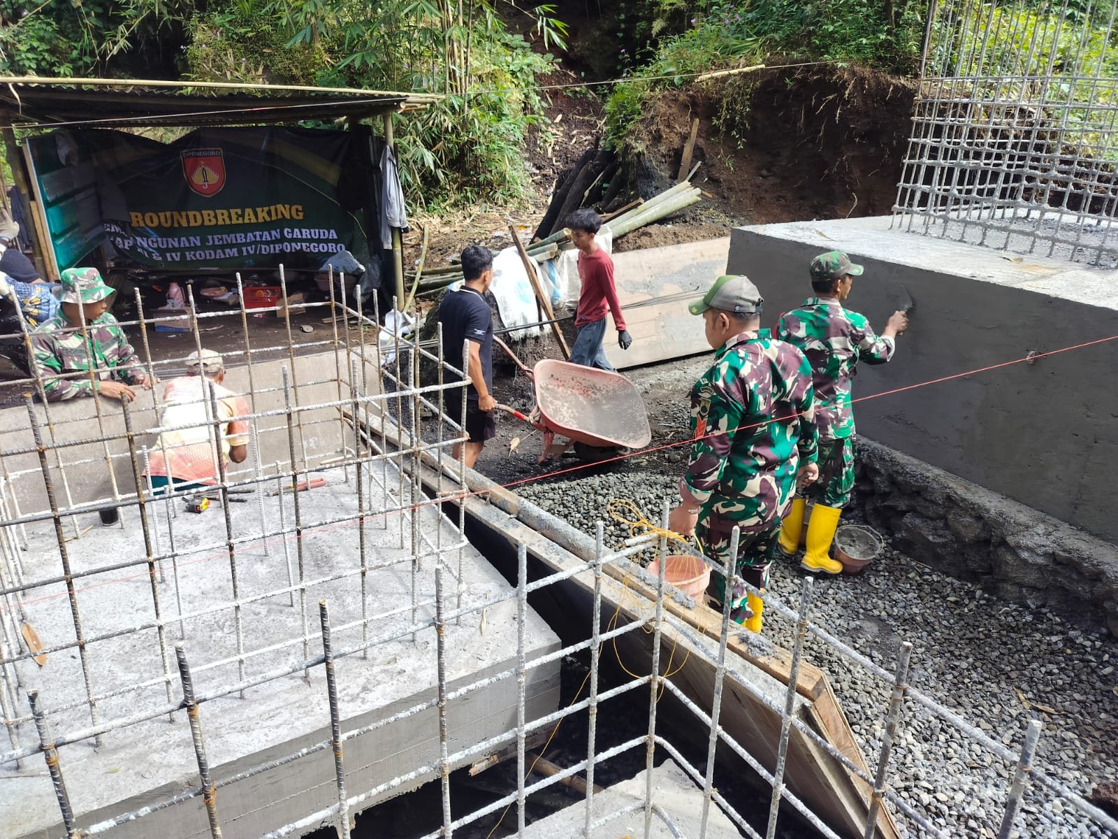 TNI dan Warga Berjibaku Bangun Fondasi Jembatan Garuda