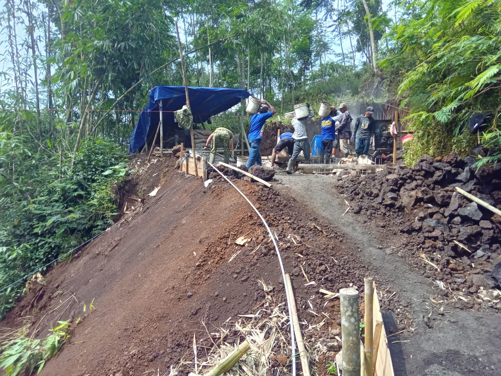 Pembangunan Jembatan Gantung Desa Serang Dikebut