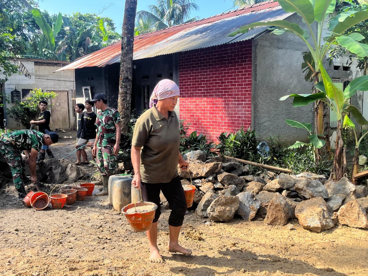 Di Balik Jalan TMMD Krangean, Ada Tangan-Tangan Perempuan yang Turut Menguatkan