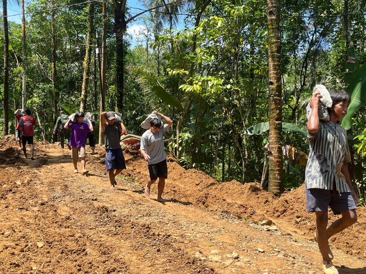 Dari Bukit ke Jalan Desa, Gotong Royong Warga Krangean Ubah Batu Jadi Harapan