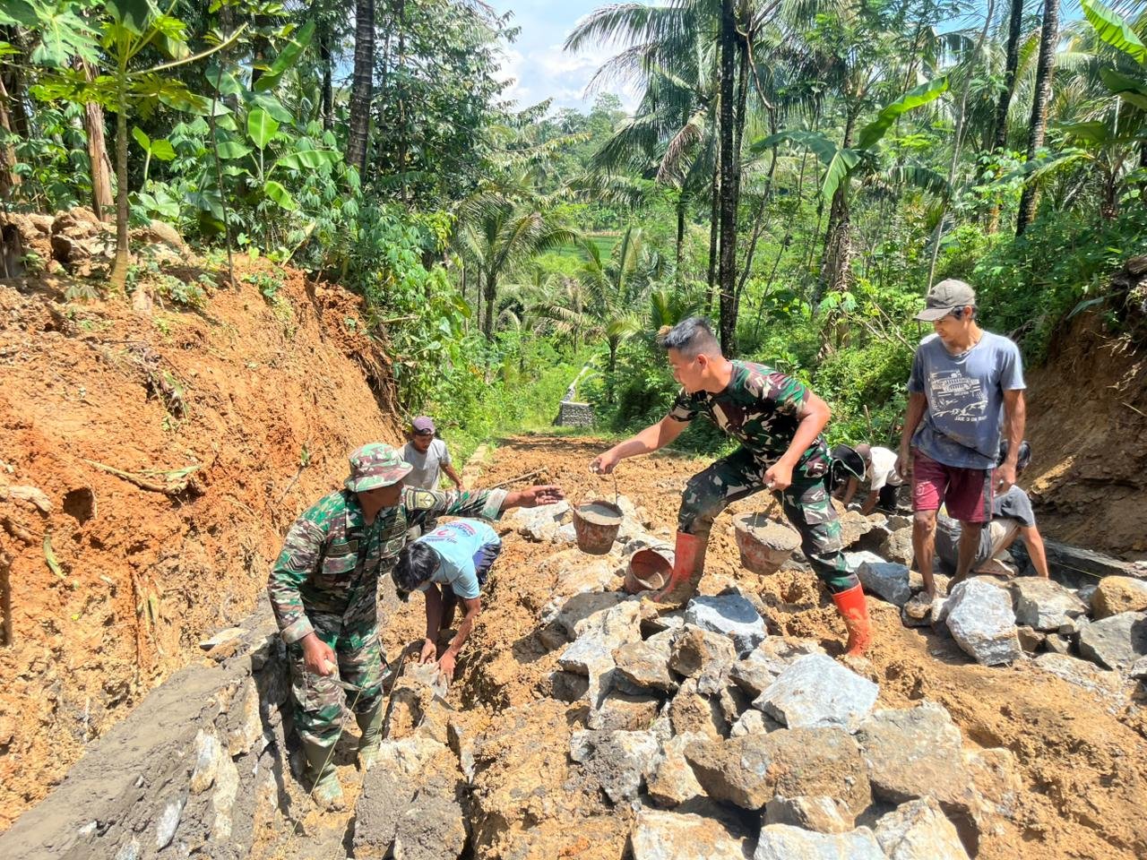 Dalam Satu Irama, TNI dan Warga Krangean Bangun Pondasi Jalan TMMD 