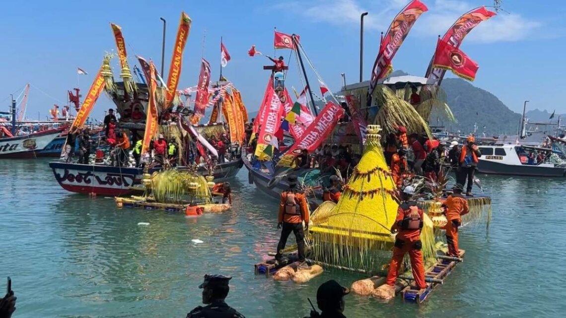LARUNG SEMBONYO PANTAI PRIGI TRENGGALEK 2026, DI IKUTI RIBUAN NELAYAN DENGN BENTUK RASA SYUKUR 