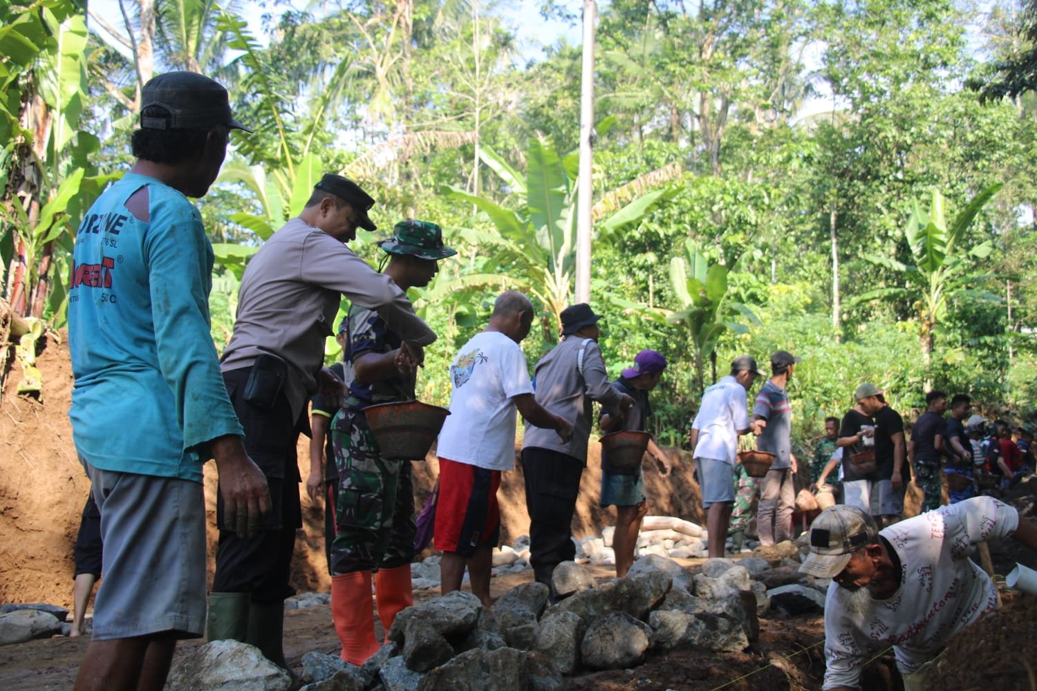 Manfaatkan Waktu Emas, Pembangunan TMMD Krangean Digenjot Pagi Hari