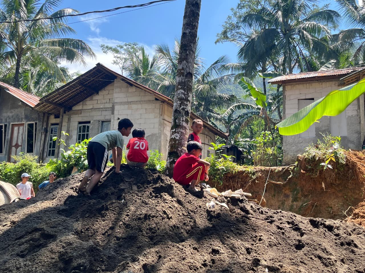 Saat Anak Desa Menyaksikan Pembangunan TMMD dari Dekat 