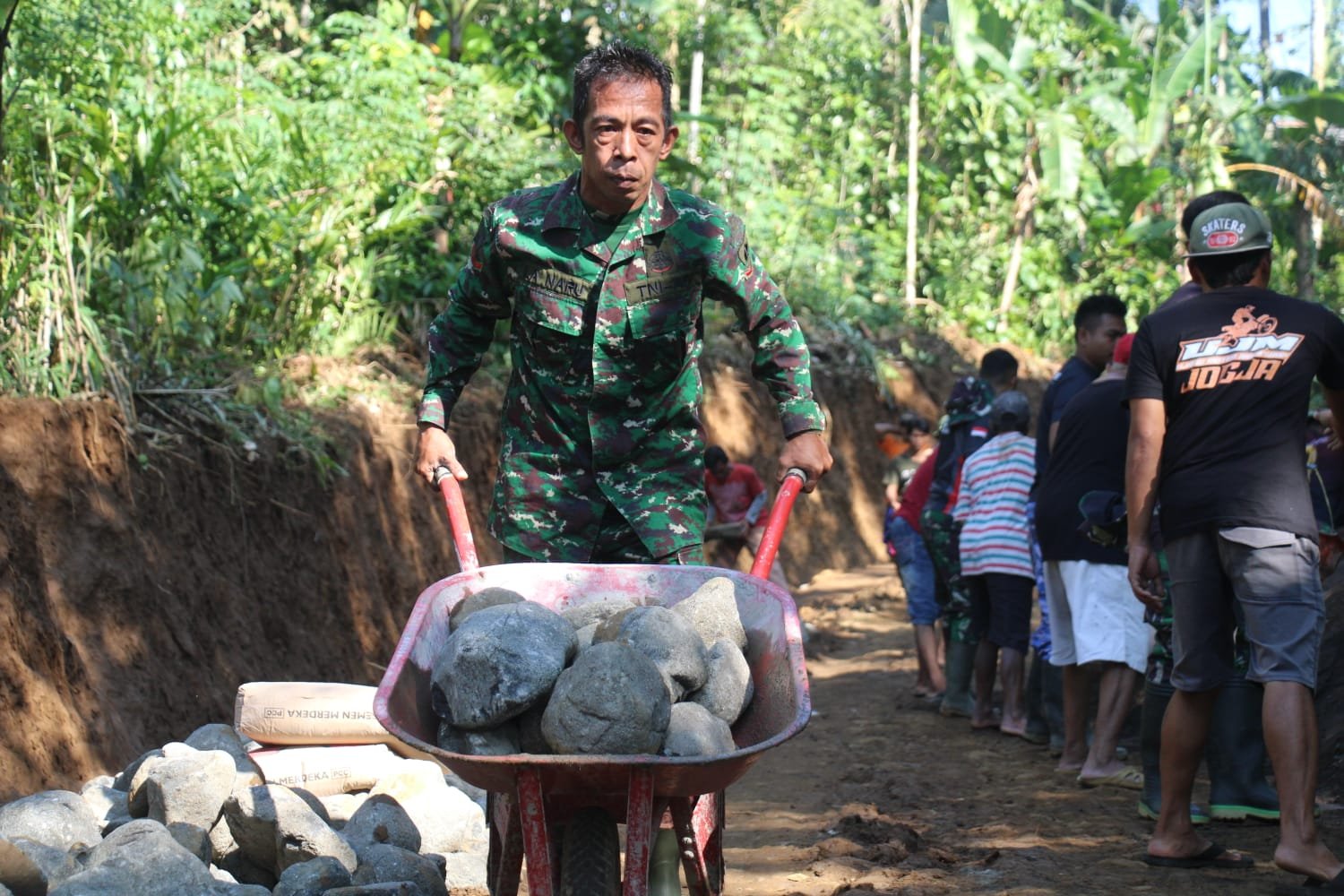 Angkong Jadi Alat Angkut Material Jalan Desa