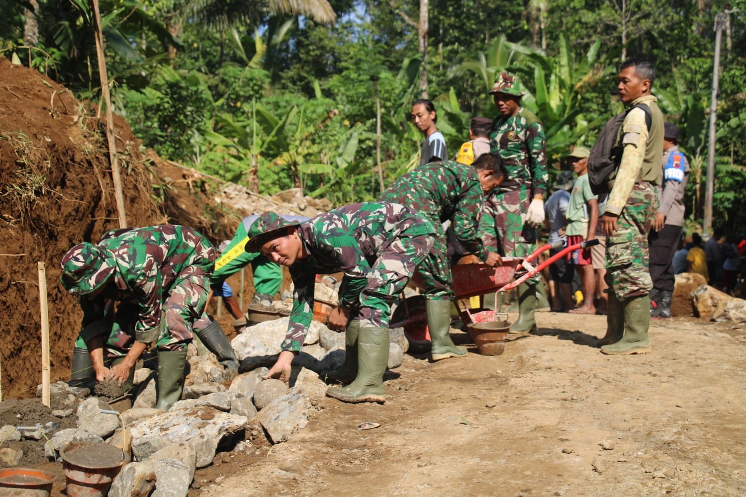 Ketelitian di Balik Pembangunan Jalan TMMD, Dari Susunan Batu Jadi Harapan Warga