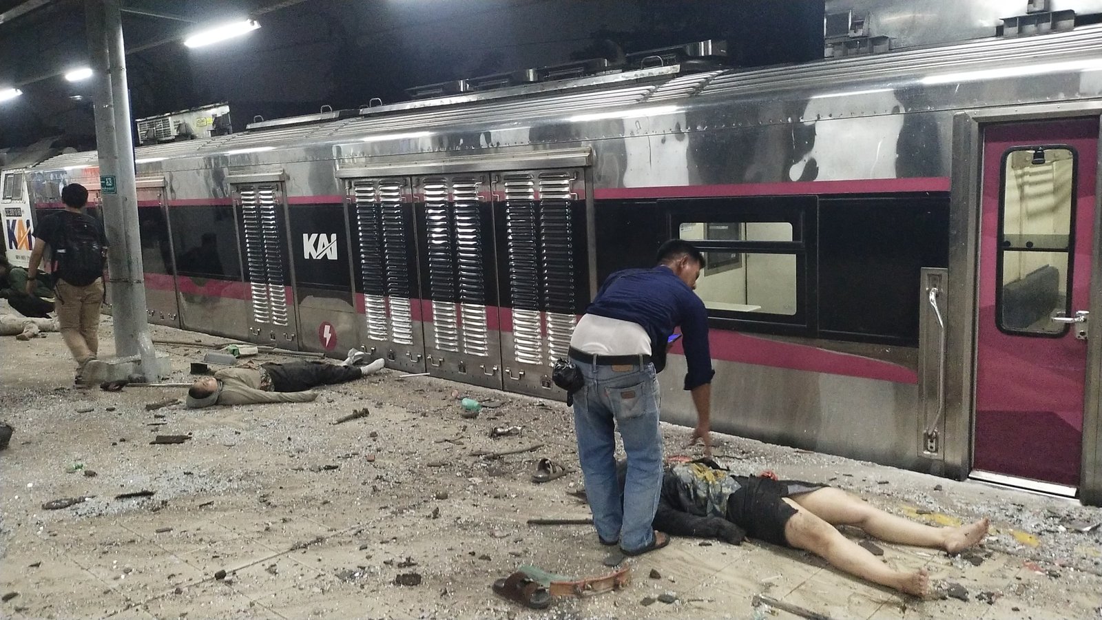 Tabrakan Kereta di Stasiun Bekasi Timur, KRL Dihantam KA Jarak Jauh dari Belakang   
