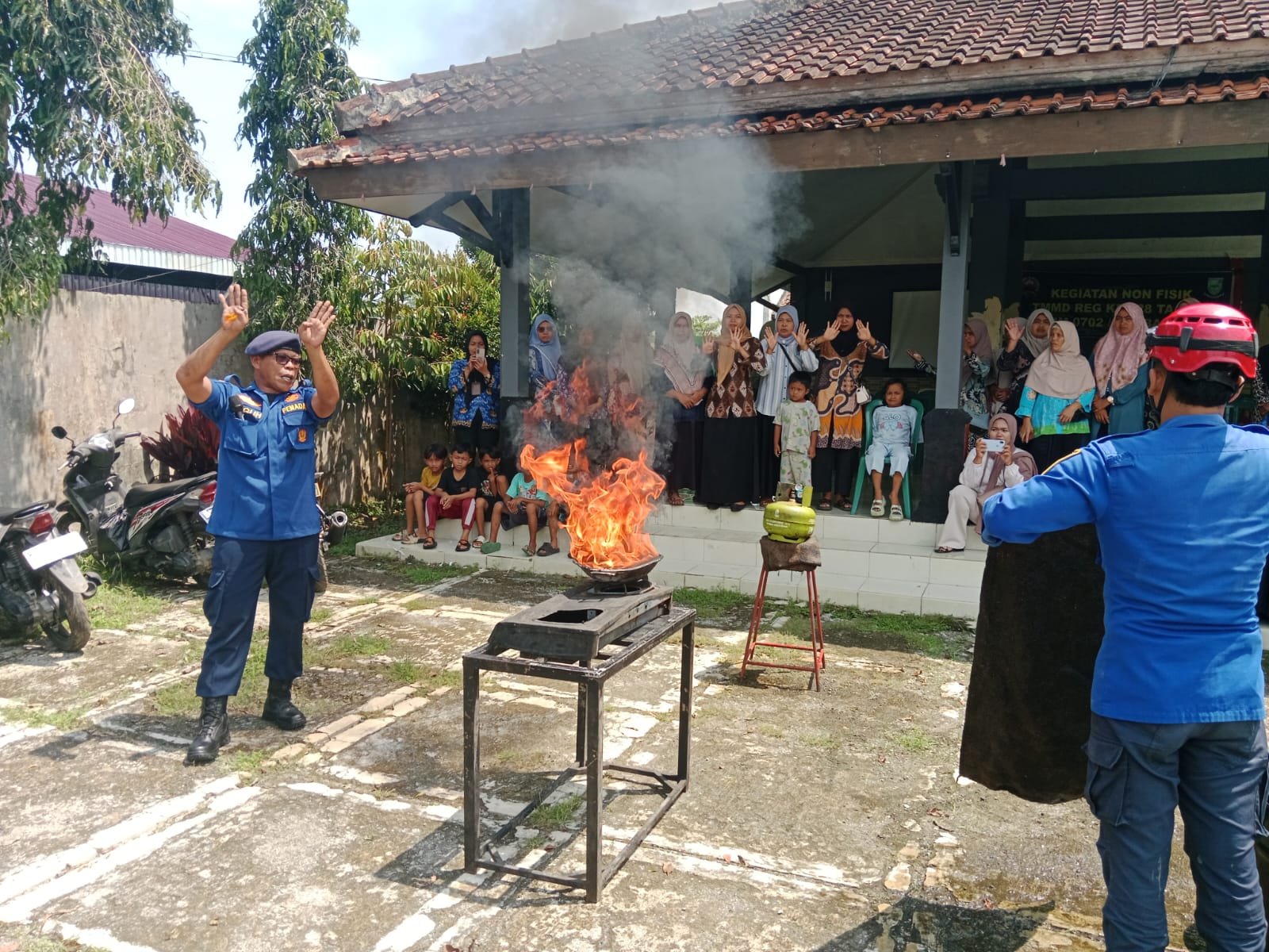 Sentuhan Edukasi TMMD, Warga Dibekali Cara Aman Pasang Regulator Gas