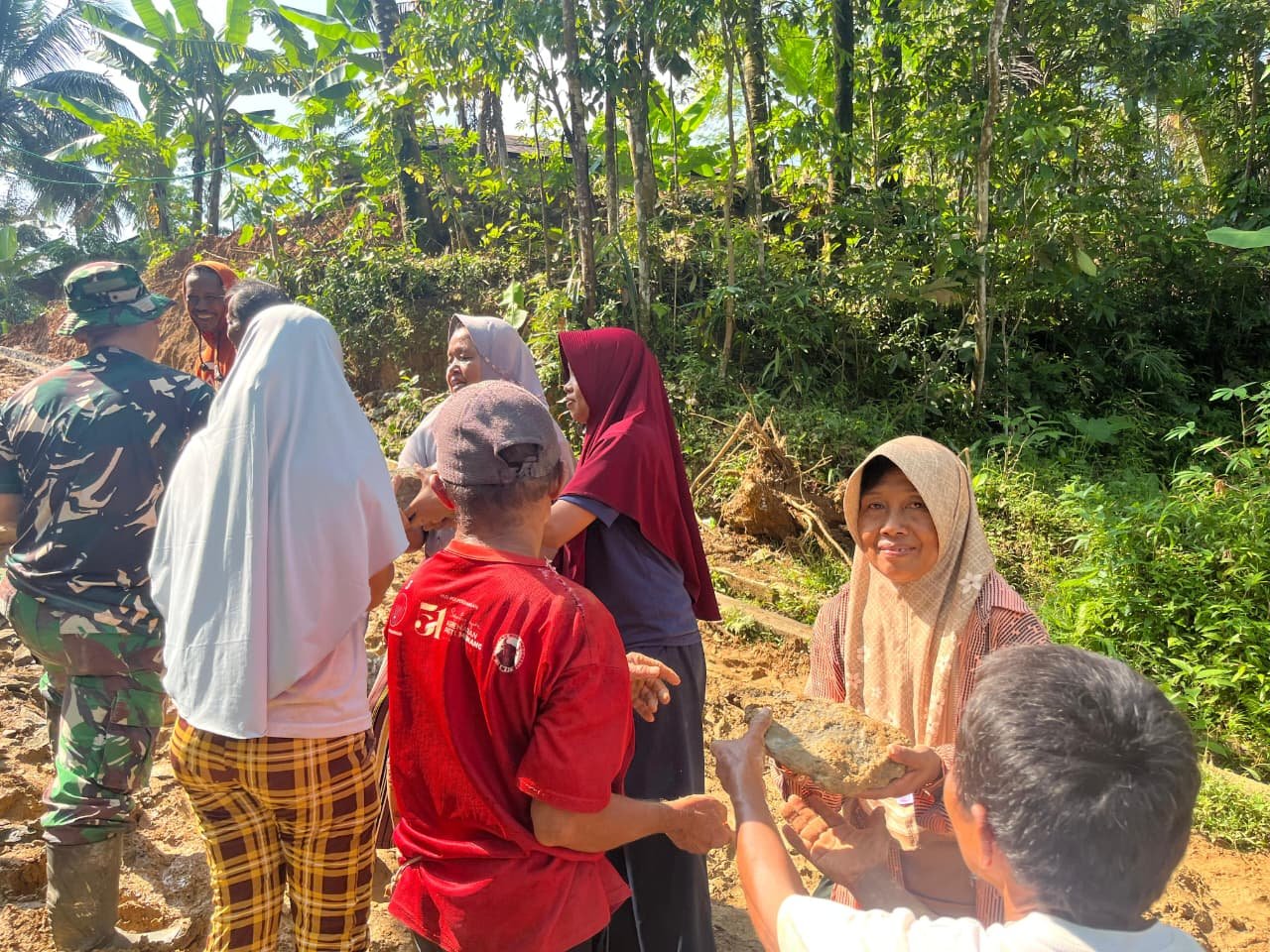 Semangat TMMD : Ibu-ibu Krangean Turun Tangan, Estafet Batu Demi Jembatan Penghubung 