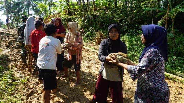 Srikandi Krangean Turun Tangan, Buktikan Perempuan Tak Kalah Gigih di Lokasi TMMD ke-128