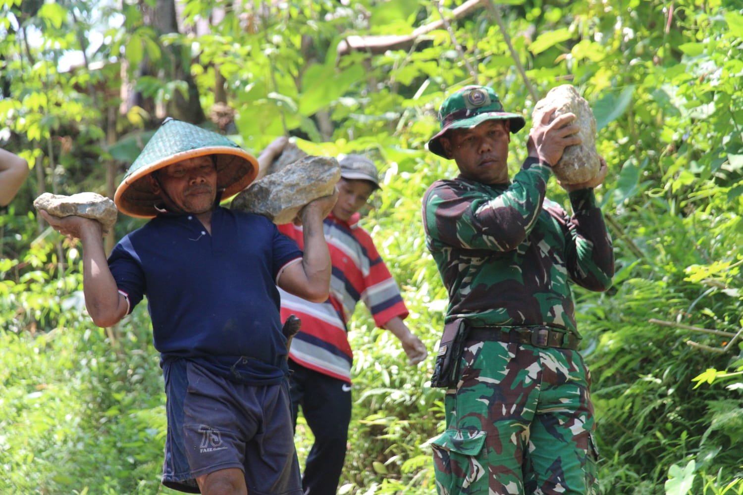 Diusia Senja, Kakek Tangguh Sumbangkan Tenaga Demi Kemajuan Desa
