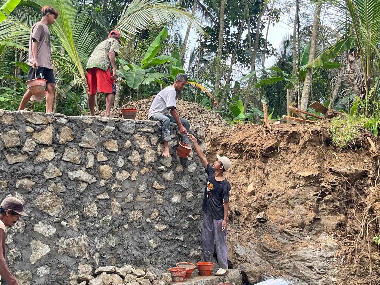 Saling Bahu-Membahu, Warga Krangean Kuatkan Pondasi Jembatan Garuda