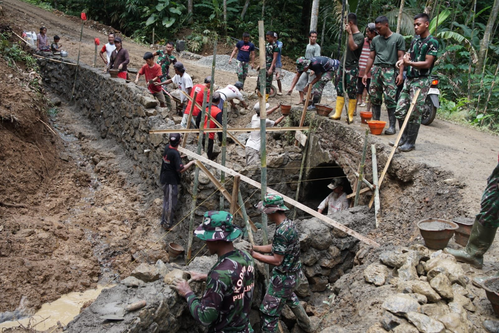 Pembuatan Pondasi Plat Beton Jembatan TMMD Reguler ke-128 Kodim 0702-Purbalingga Mulai Dikerjakan