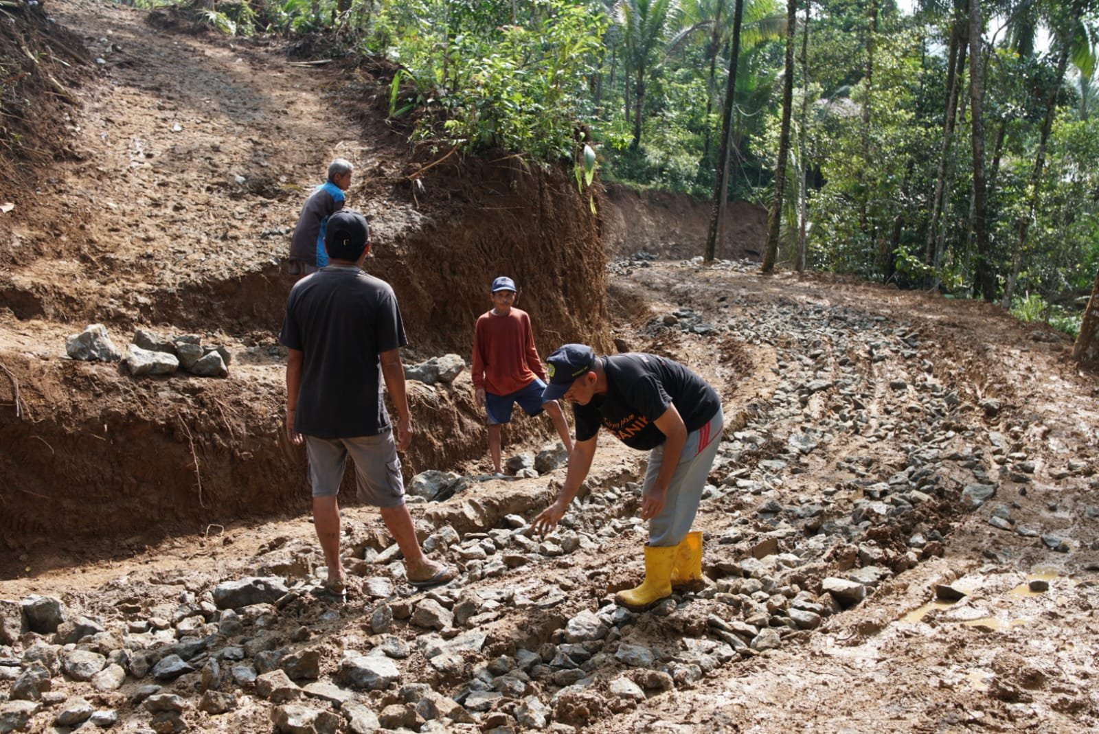 Diguyur Hujan, Akses Droping Material TMMD ke-128 Kodim 0702-Purbalingga Terkendala Jalan Becek