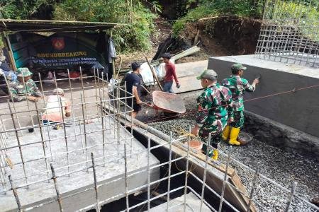 TNI dan Warga Berjibaku Bangun