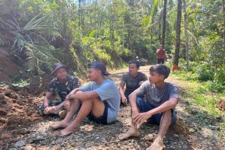 Di Bawah Pohon Rindang TNI dan Warga K