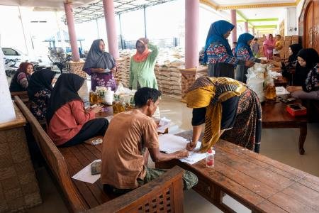 973 KPM Desa Pengongsean Terima Bantuan Pangan 20 kg Beras dan 4 liter