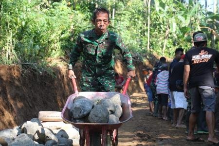 Angkong Jadi Alat Angkut Mater