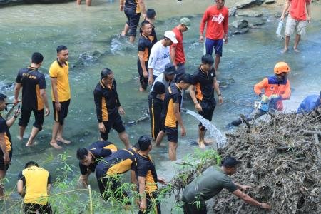 Gerakan Indonesia ASRI  Polres Ngawi Bersihkan Aliran Sungai di Jembat