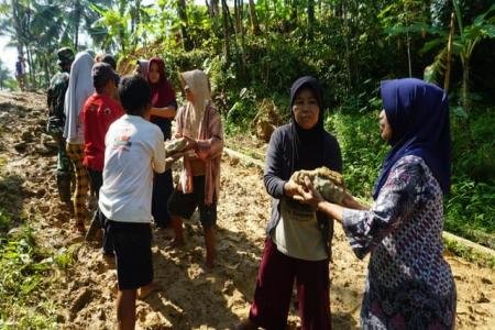 Srikandi Krangean Turun Tangan Buktikan Perempuan Tak Kalah Gigih di L