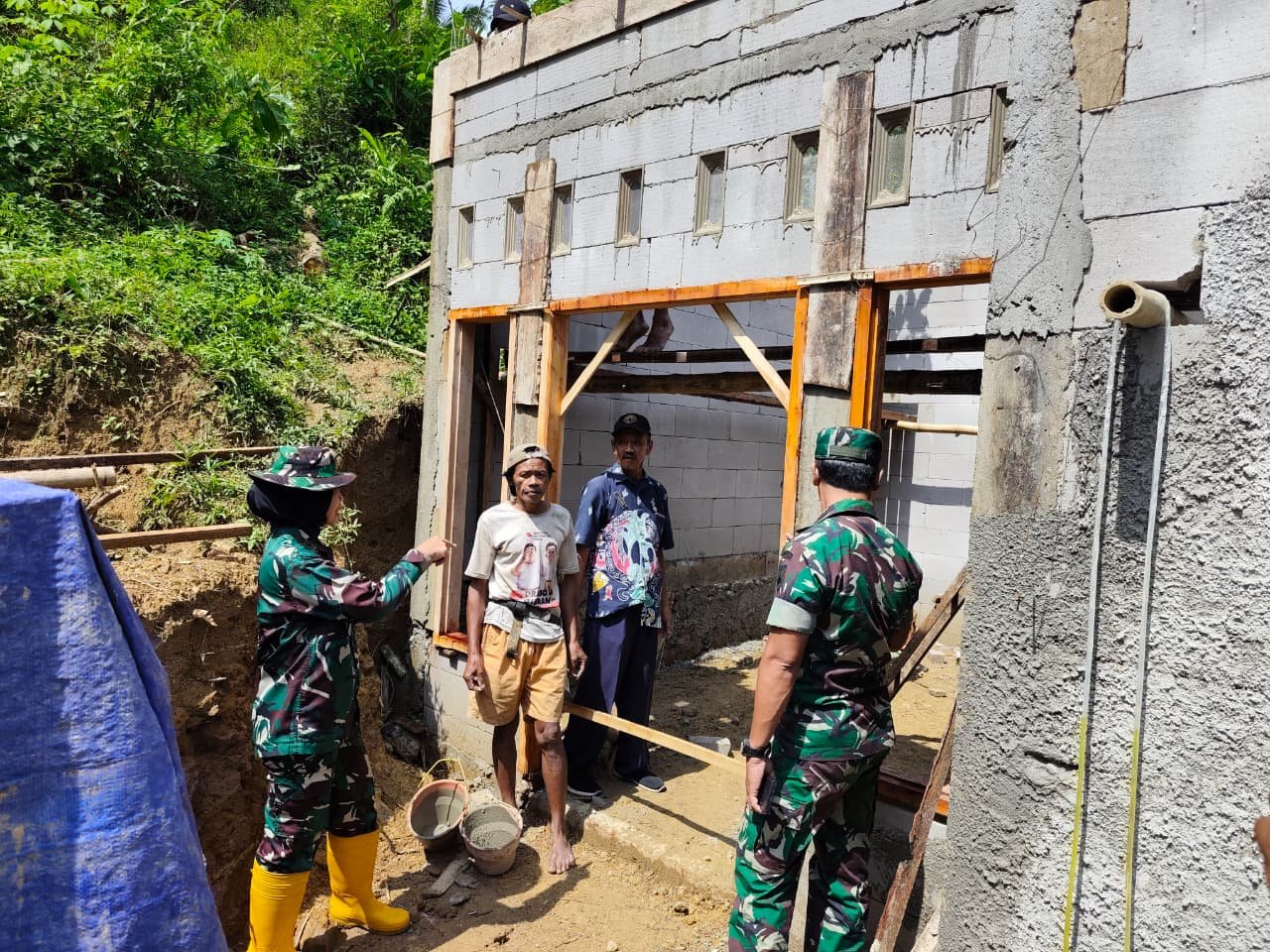 Menyusuri Jejak Pengabdian TMMD, Kasiter Korem 071-WK Tinjau Langsung Progres di Krangean