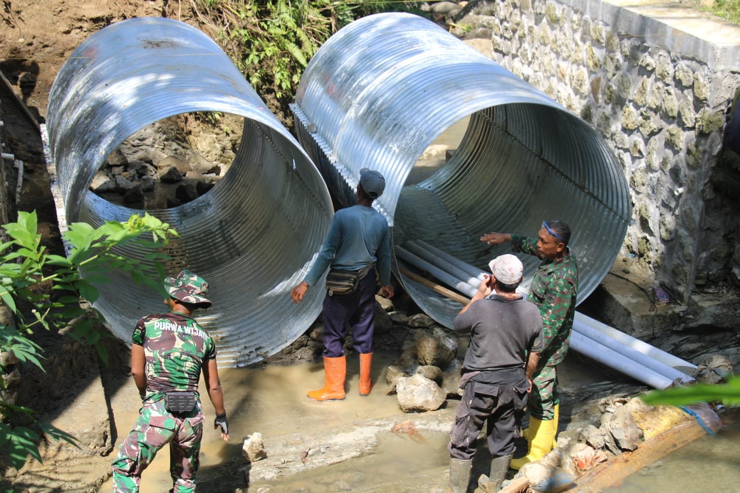 Pembangunan Jembatan Armco TMMD Presisi Baja, Jadi Harapan Warga