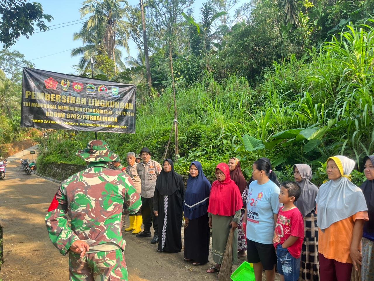 Di Balik Semangat TMMD, Gotong Royong Bersihkan Dusun Batur Hidupkan Kepedulian Warga