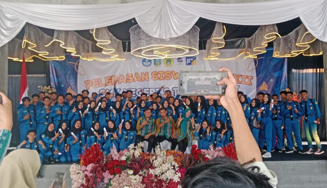 Purnawitata , pelepasan  Siswa SMKN 2 Trenggalek, Foto Bersama Jadi Kenangan Terakhir