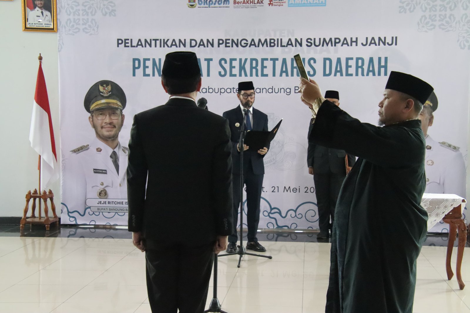R. ERISKA HENDRAYANA DILANTIK JADI PENJABAT SEKDA BANDUNG BARAT, GANTIKAN ADE ZAKIR YANG MENJALANI