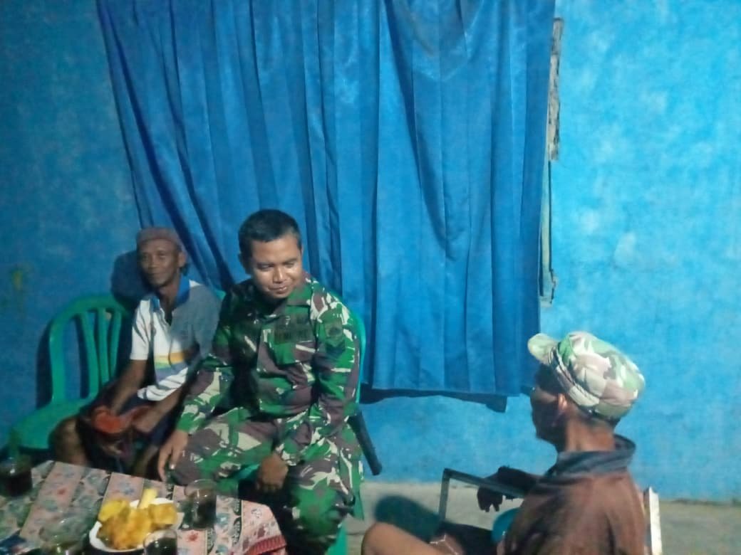 Komsos Malam Koramil Mrebet Perkuat Kedekatan TNI dan Warga Keradenan