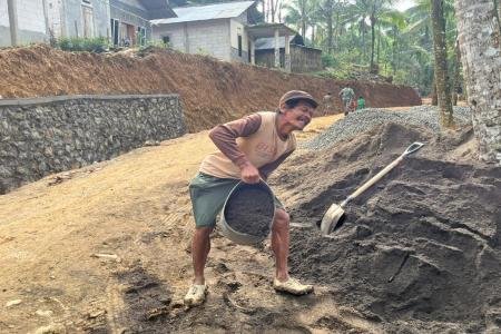 Tak Kenal Lelah Wanto Jadi Bagian Cerita Besar TMMD di Jembatan Garuda