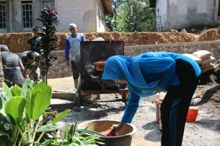 Ketulusan Ibu Rumah Tangga Turun Tanga