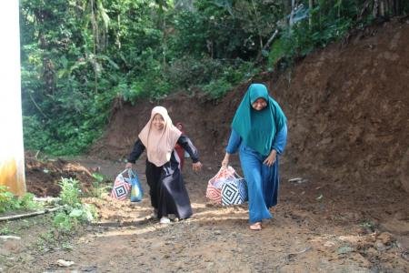 Jejak Langkah IbuIbu Krangean Mengantar Rasa untuk Para Pekerja TMMD