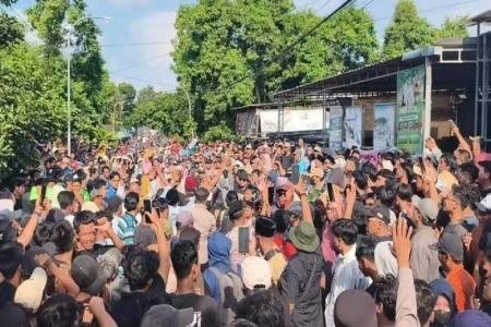 Warga Kepung Pesantren di Pati Desak U