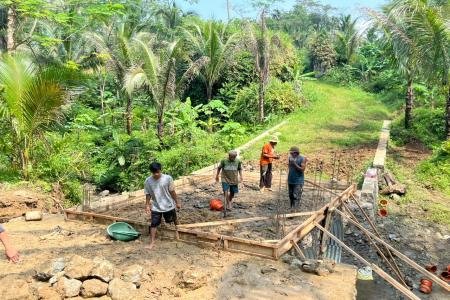Guyub di Jembatan Garuda Saat Gotong Royong Menyatukan Harapan Dua Des