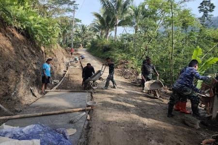 Kejar Target Waktu Pembuatan Rabat Beton TMMD Reguler Ke128 Kodim 0702